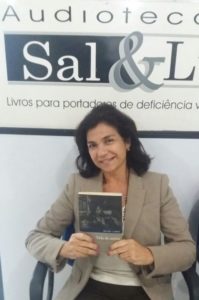 foto de Valéria Siniscalchi segurando o livro